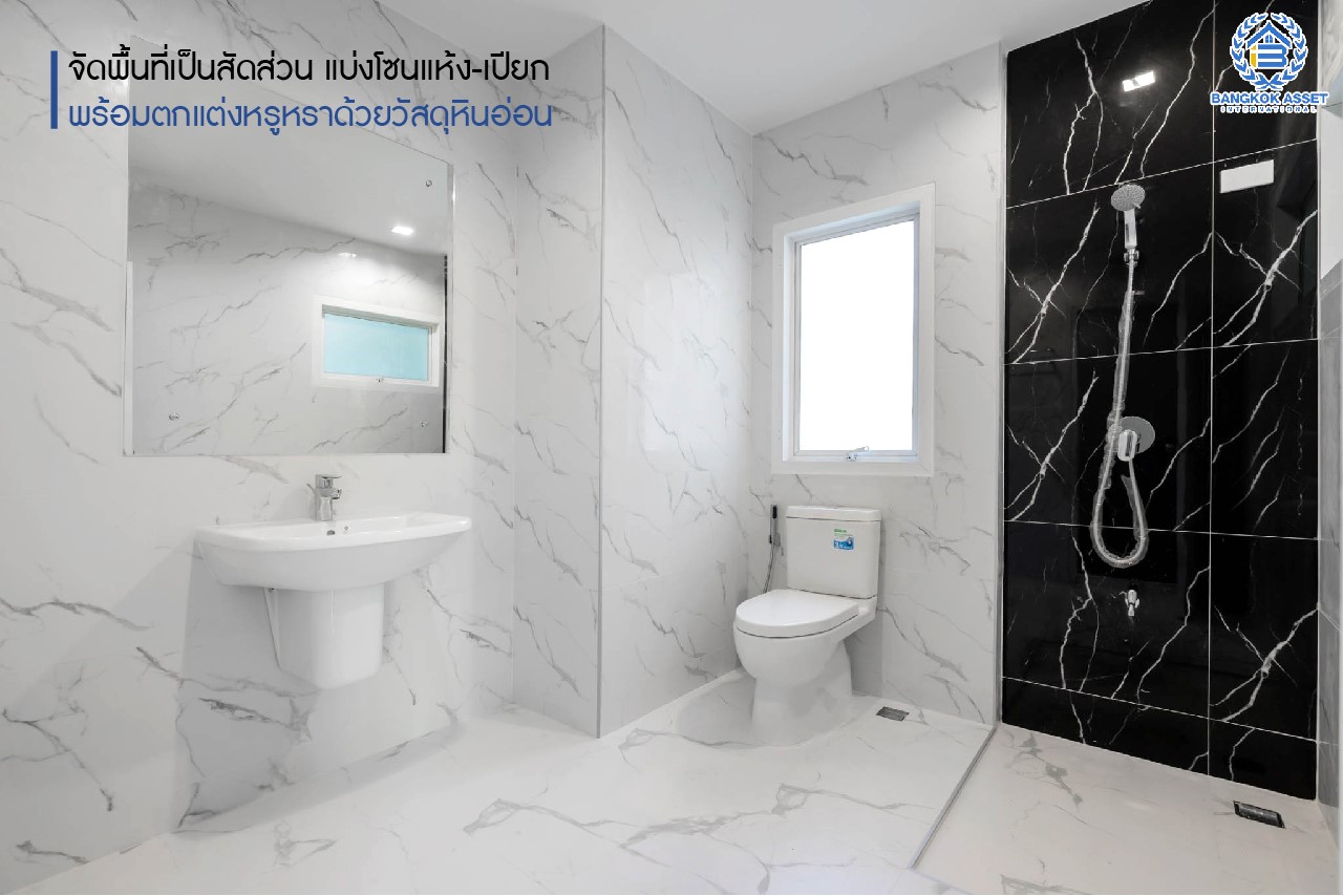 บ้านมือสองตกแต่งใหม่ ม.บางกอกบูเลอวาร์ด ราชพฤกษ์-พระราม5 หลังใหญ่ดีไซน์สุดหรู เนื้อที่ 83 ตร.ว. บนสังคมคุณภาพ SC Asset* ฟังก์ชันจัดเต็ม 4 ห้องนอน 4 ห้องน้ำ (ห้องนอนชั้นล่างพร้อมห้องน้ำในตัว) 2 ที่จอดรถ บนทำเลติดถนนราชพฤกษ์ ใกล้วงเวียนพระรามห้า ,ทางด่วนศรีรัช และเพียง 10 ถึงรถไฟฟ้า "สถานีบางรักใหญ่"